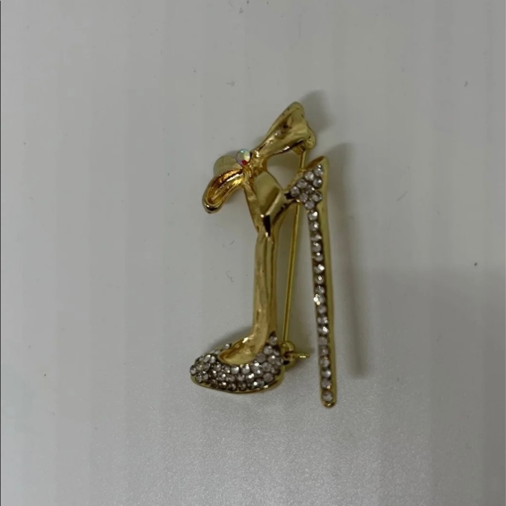 Brooch Goldtone.